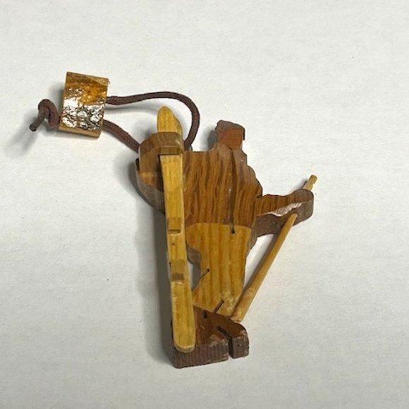 Vallnord, Andorra Rustic Wooden Skier Key Holder Backpack Accessory 3" - Picture 2 of 6